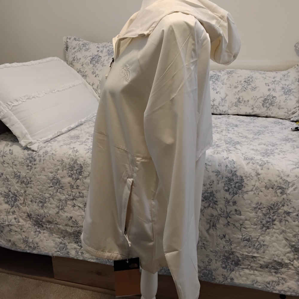 The North Face Windbreaker Jacket. NWT - Picture 2 of 8